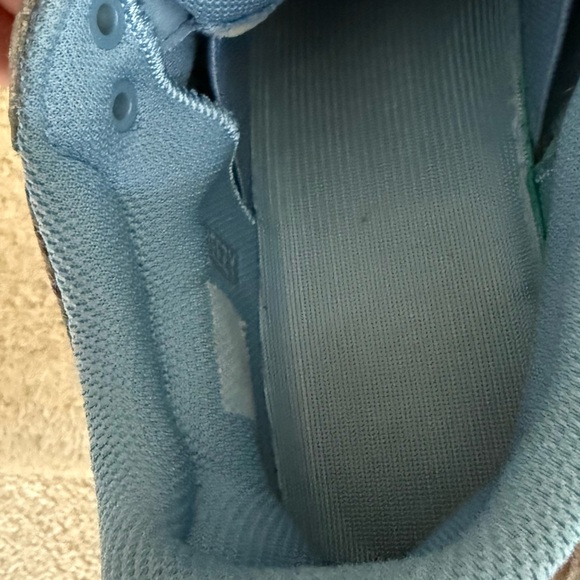 Yeezy 700 - Picture 7 of 8